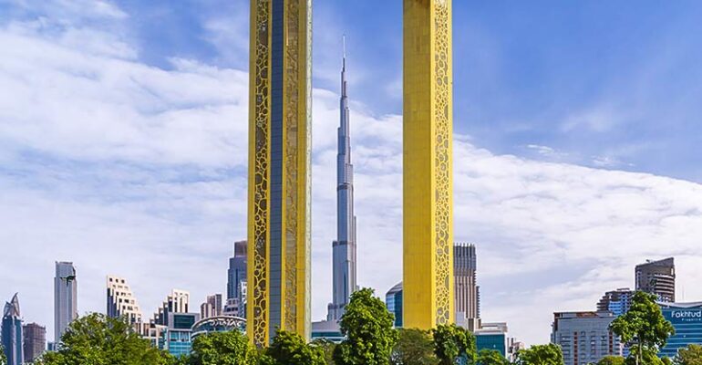 قاب دبی یک سازه نمادین است که مناظر چشمگیر دبی قدیم و جدید را «قاب می‌کند».